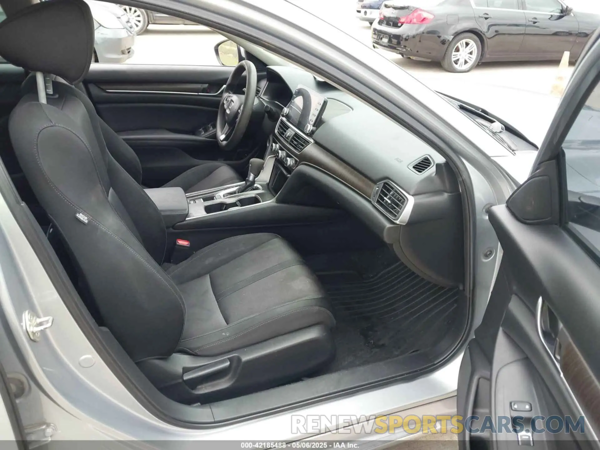 5 Photograph of a damaged car 1HGCV1F42KA095741 HONDA ACCORD 2019