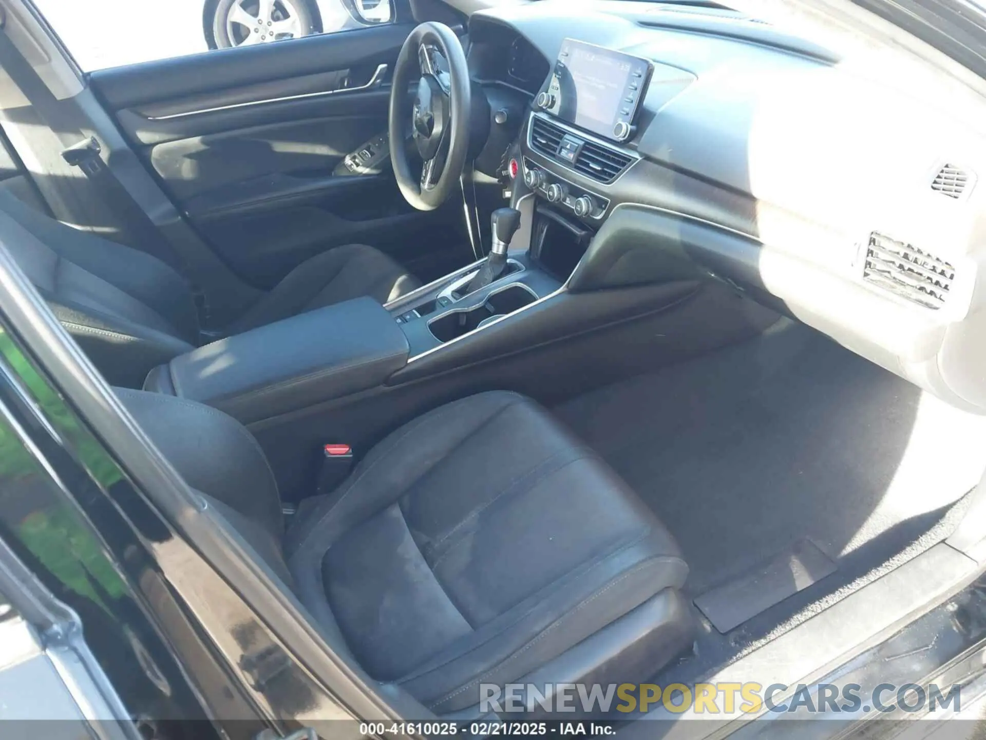 5 Photograph of a damaged car 1HGCV1F43KA112675 HONDA ACCORD 2019