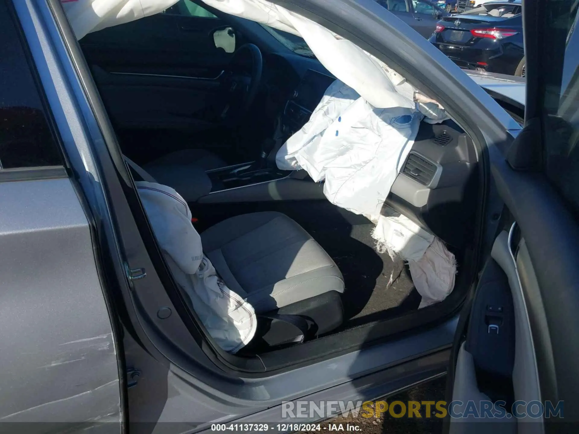 5 Photograph of a damaged car 1HGCV1F43KA165263 HONDA ACCORD 2019