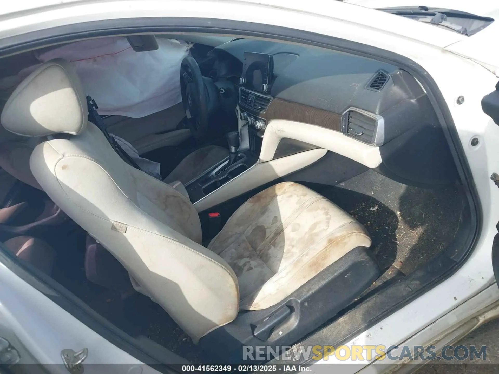 5 Photograph of a damaged car 1HGCV1F44KA106352 HONDA ACCORD 2019