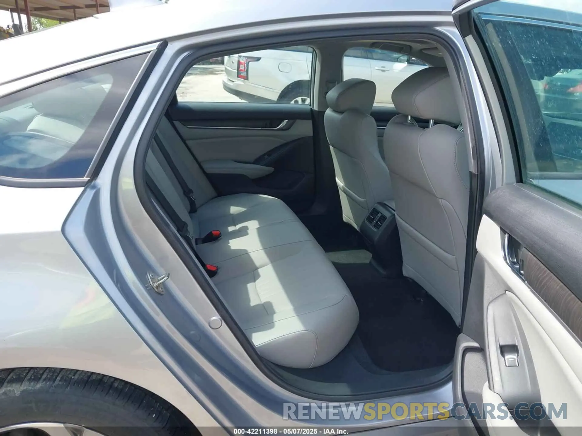 8 Photograph of a damaged car 1HGCV1F56KA133836 HONDA ACCORD 2019