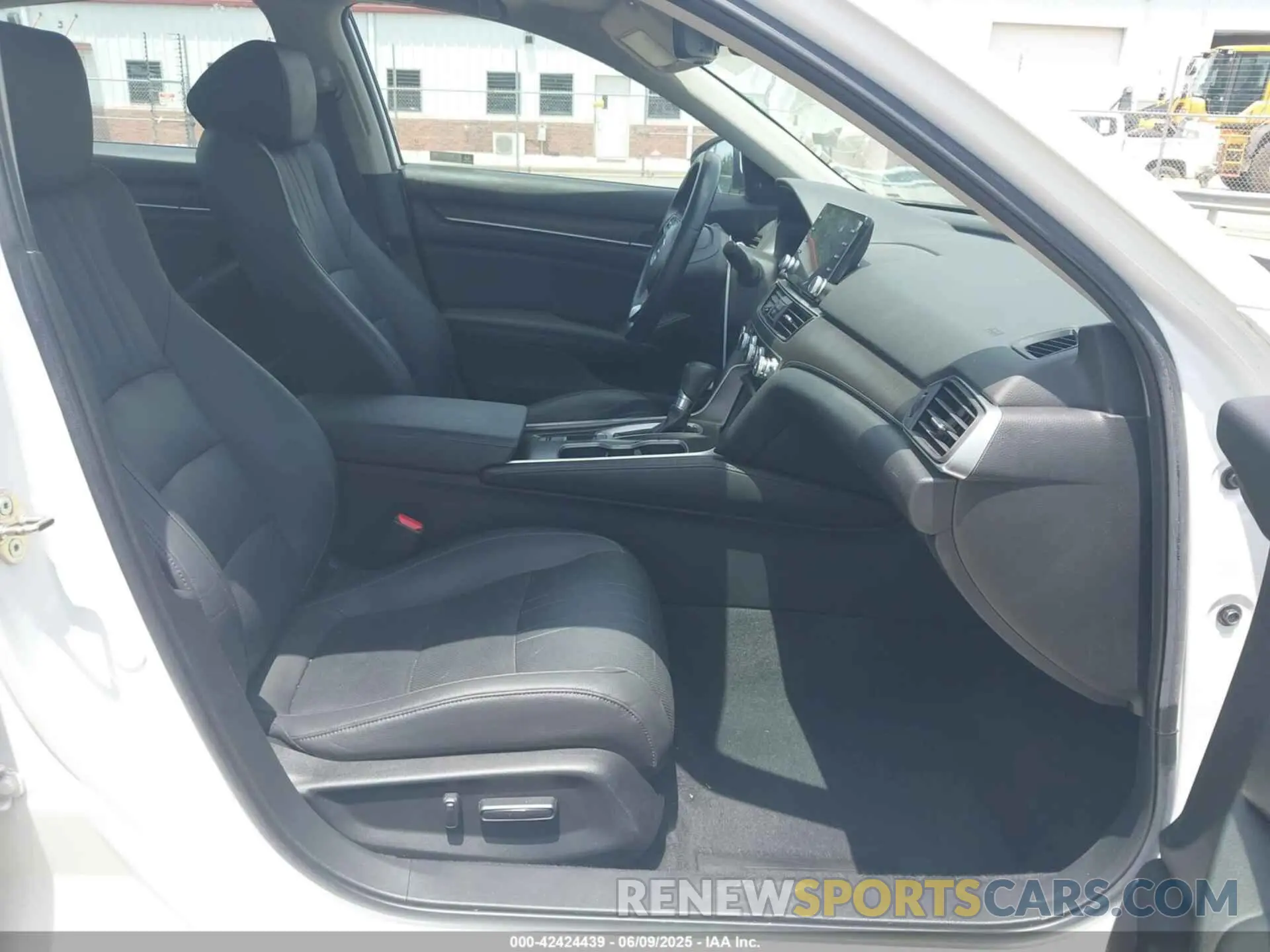 5 Photograph of a damaged car 1HGCV1F57KA004052 HONDA ACCORD 2019
