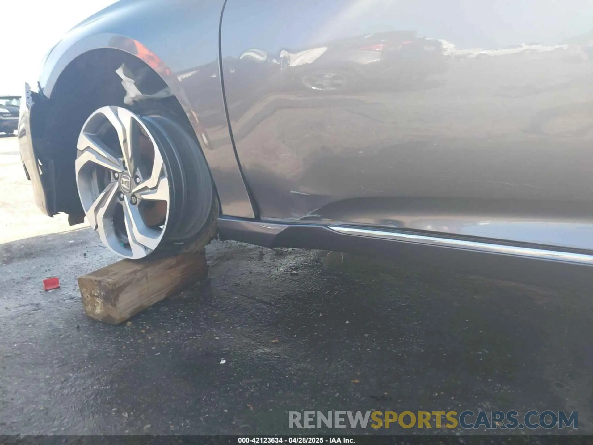 18 Photograph of a damaged car 1HGCV1F57KA014581 HONDA ACCORD 2019