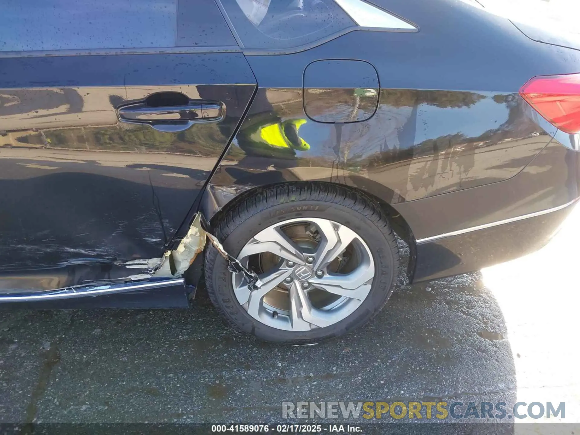 18 Photograph of a damaged car 1HGCV1F59KA136617 HONDA ACCORD 2019