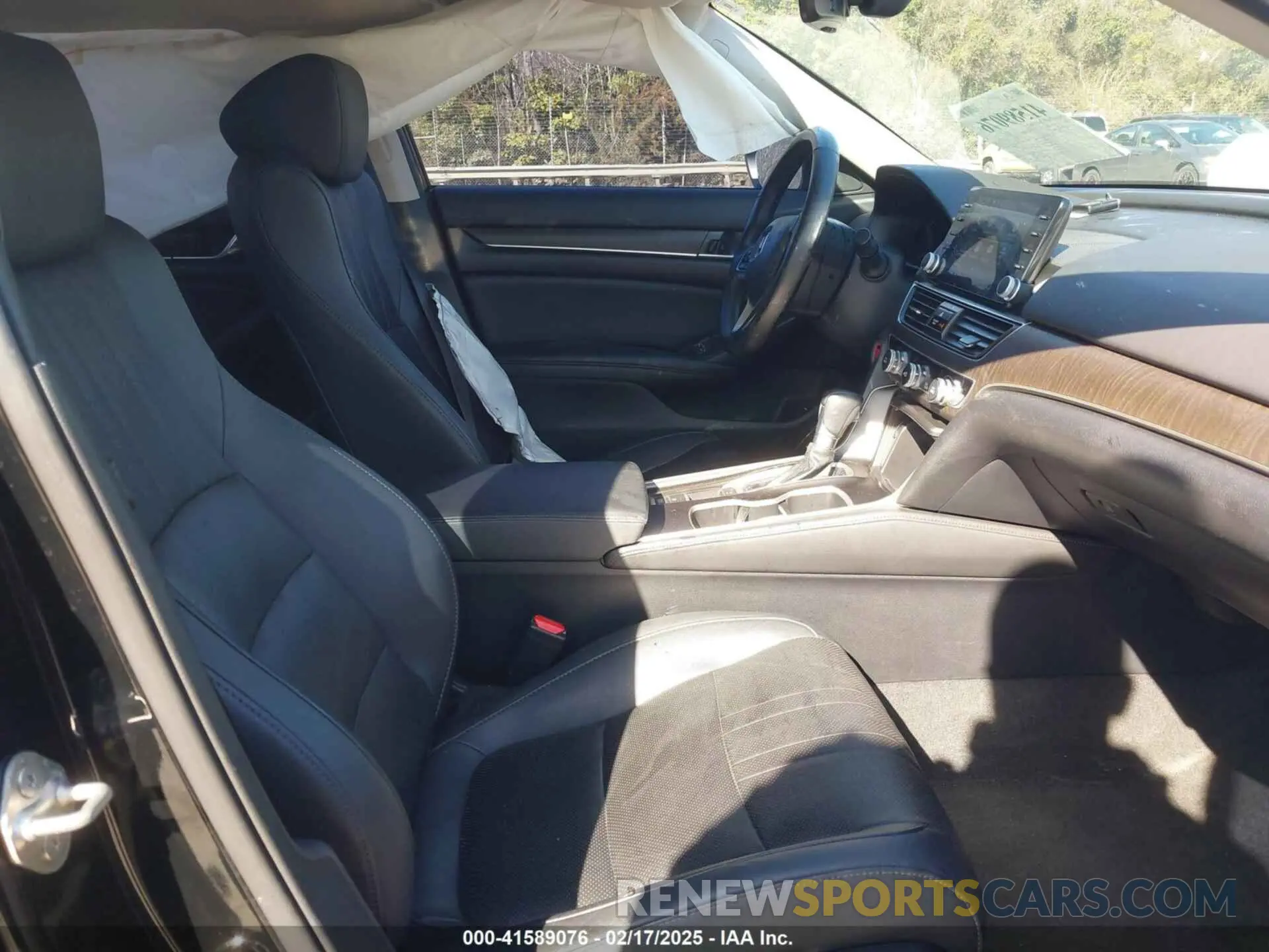 5 Photograph of a damaged car 1HGCV1F59KA136617 HONDA ACCORD 2019