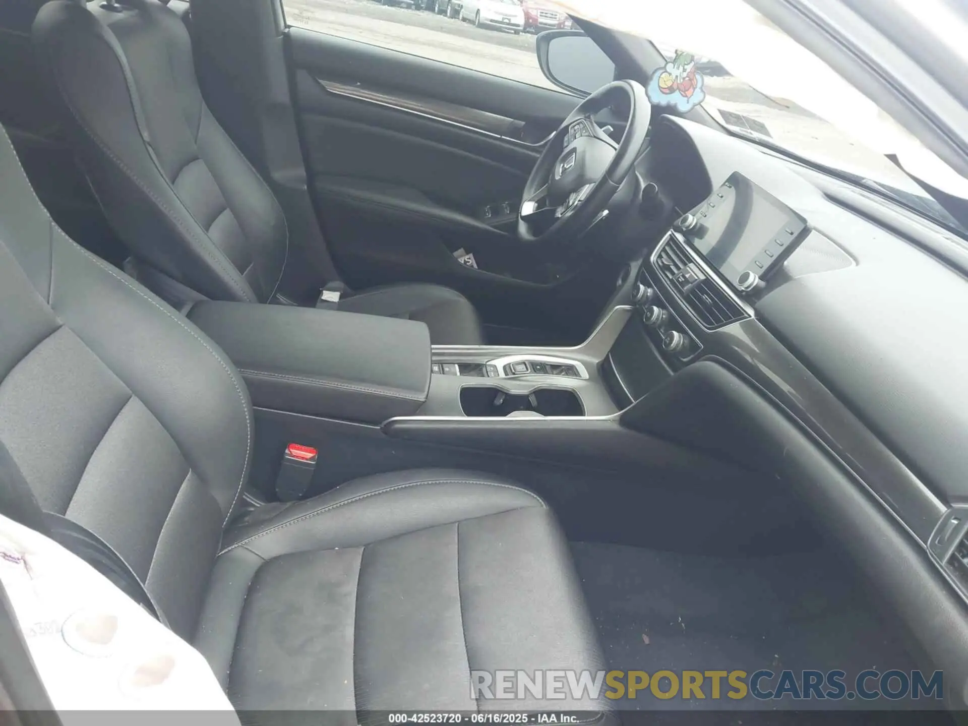 5 Photograph of a damaged car 1HGCV2F31KA028710 HONDA ACCORD 2019