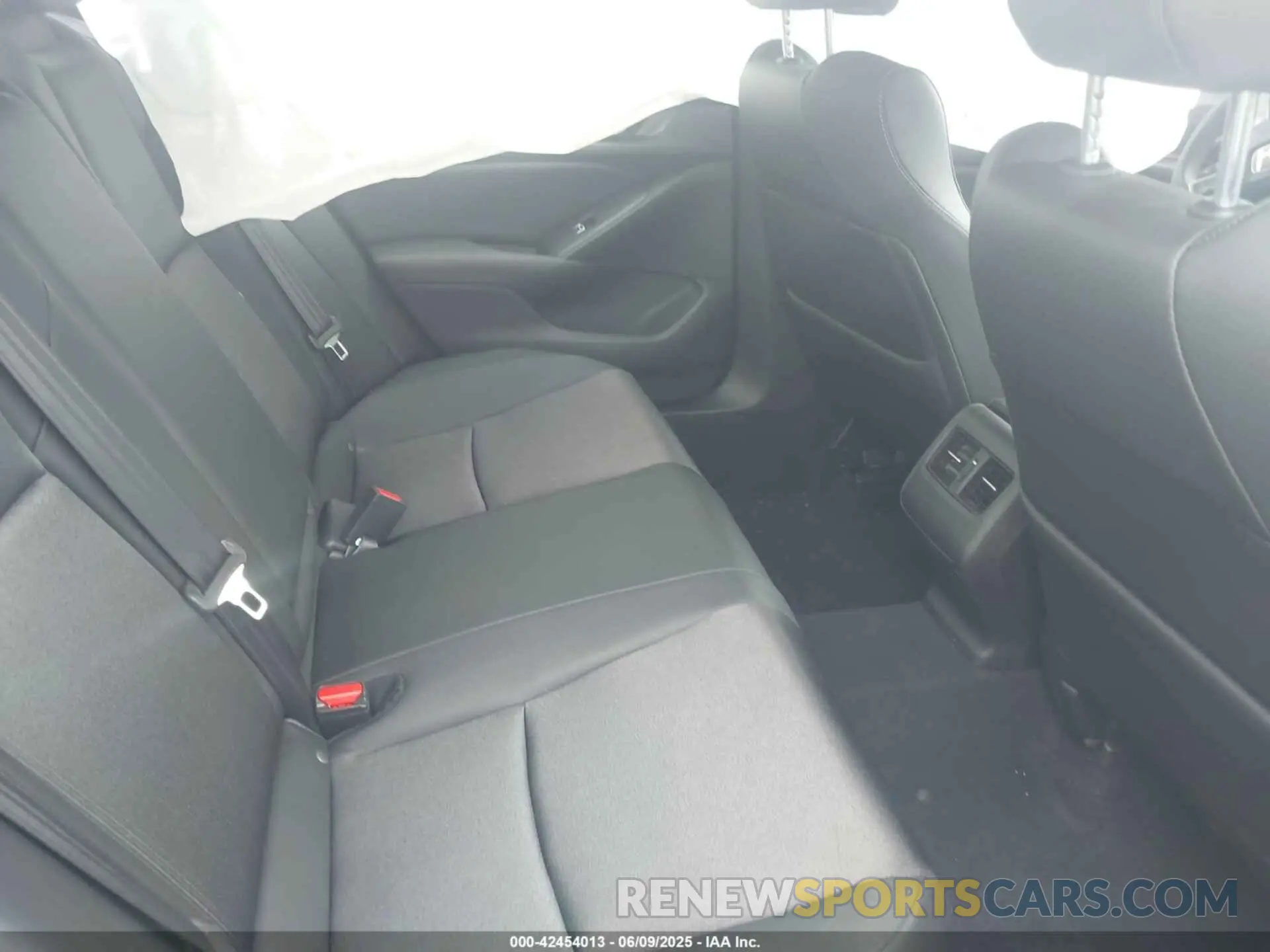 8 Photograph of a damaged car 1HGCV2F35KA015507 HONDA ACCORD 2019