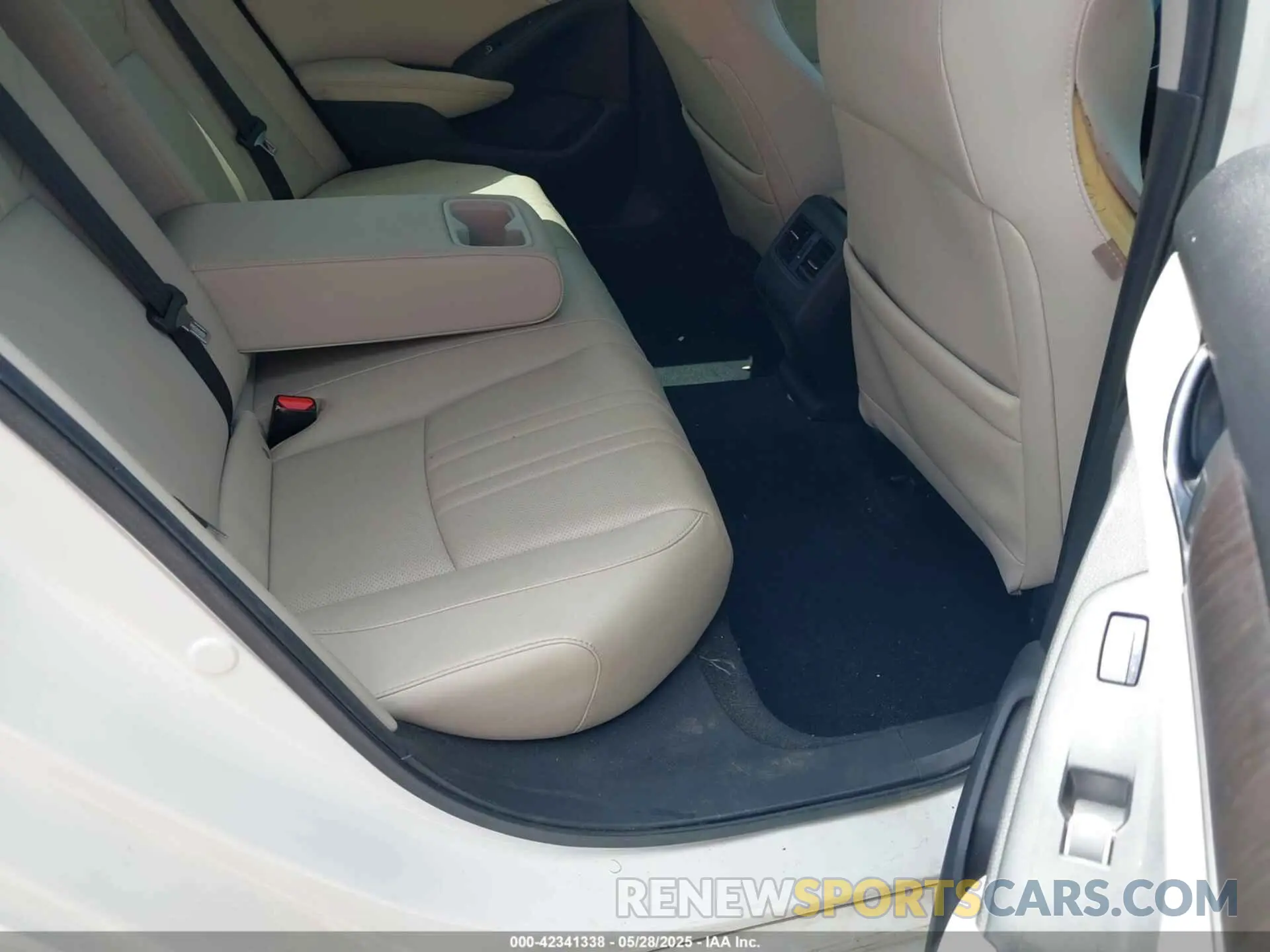 8 Photograph of a damaged car 1HGCV2F91KA025052 HONDA ACCORD 2019