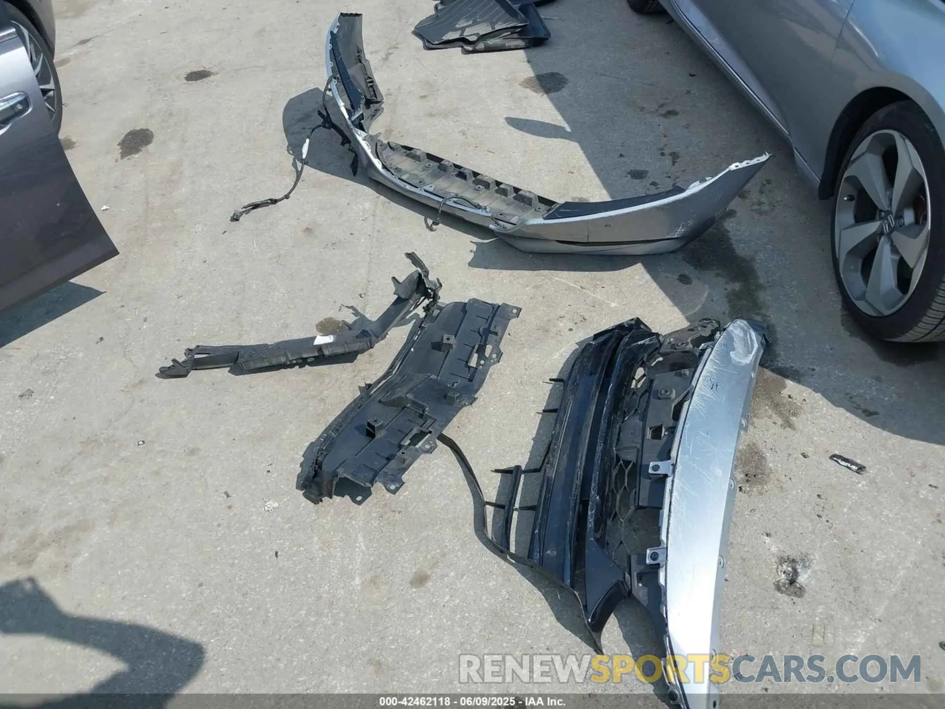 12 Photograph of a damaged car 1HGCV2F96KA018937 HONDA ACCORD 2019