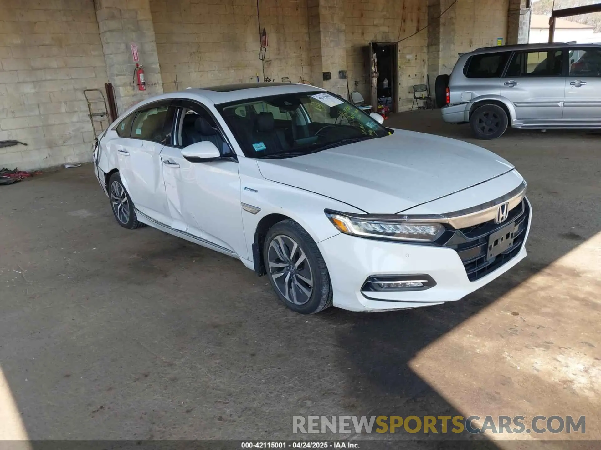 1 Photograph of a damaged car 1HGCV3F92KA005026 HONDA ACCORD HYBRID 2019