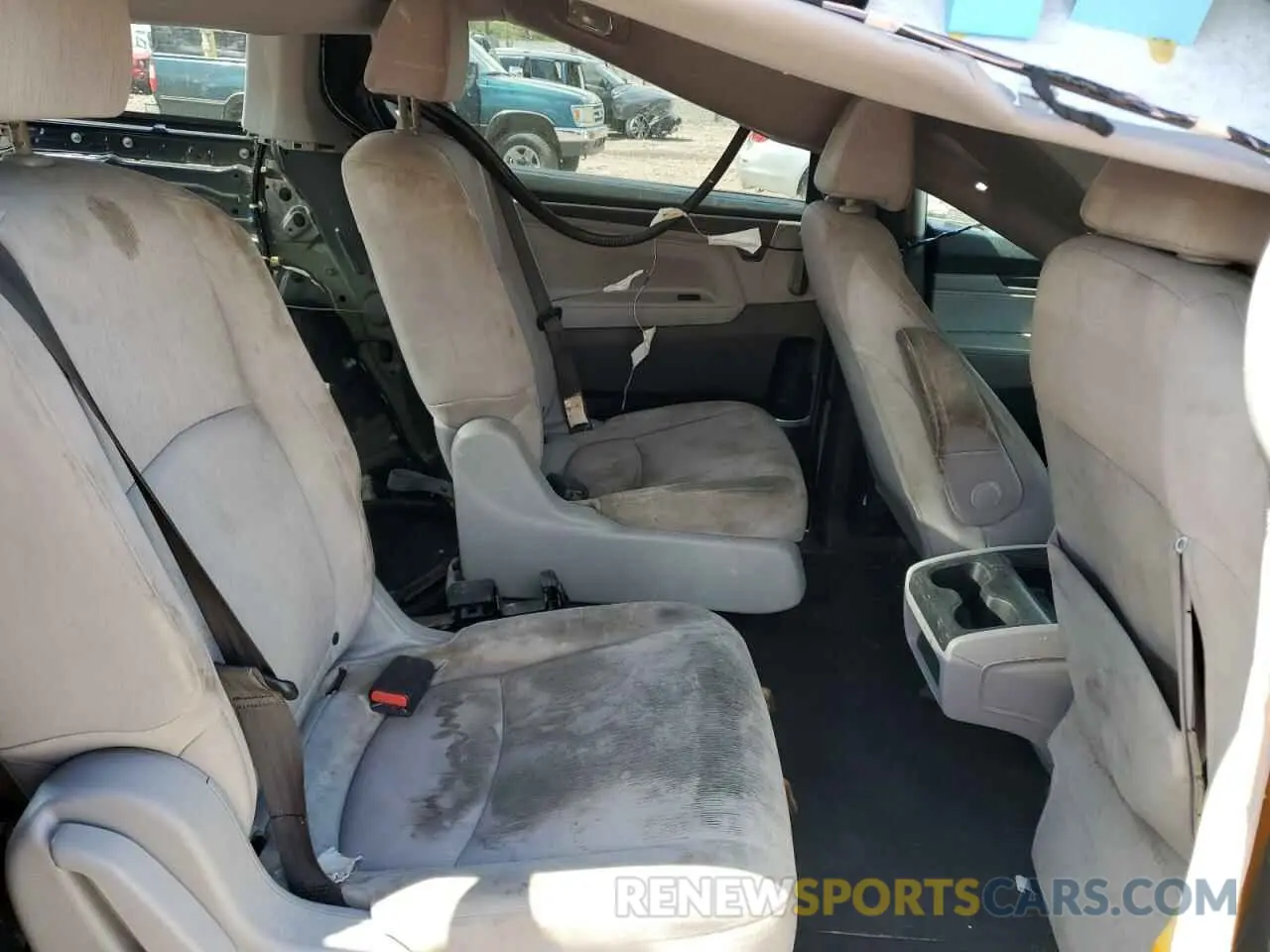 11 Photograph of a damaged car 5FNRL6H28KB027071 HONDA All Models 2019