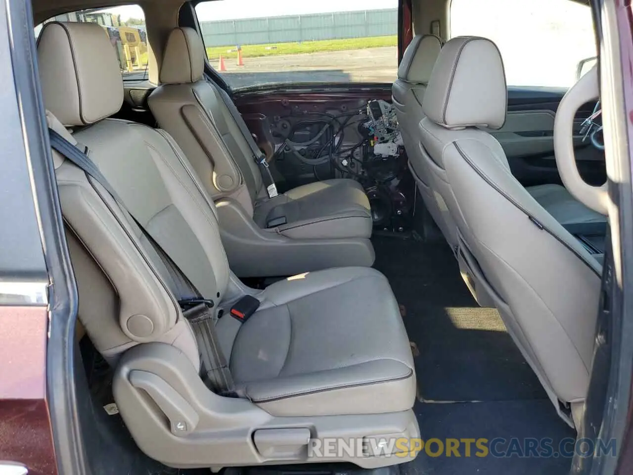 11 Photograph of a damaged car 5FNRL6H54KB033752 HONDA All Models 2019