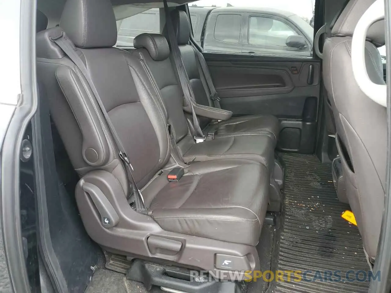 11 Photograph of a damaged car 5FNRL6H70KB132716 HONDA All Models 2019