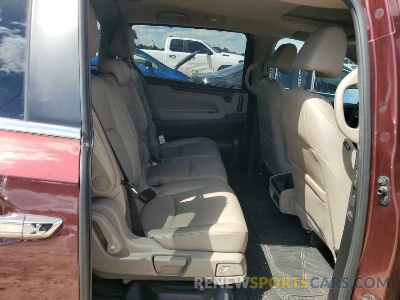 11 Photograph of a damaged car 5FNRL6H74KB030545 HONDA All Models 2019