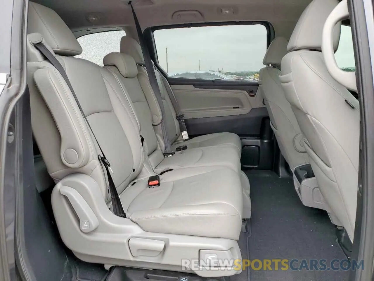 11 Photograph of a damaged car 5FNRL6H74KB069409 HONDA All Models 2019