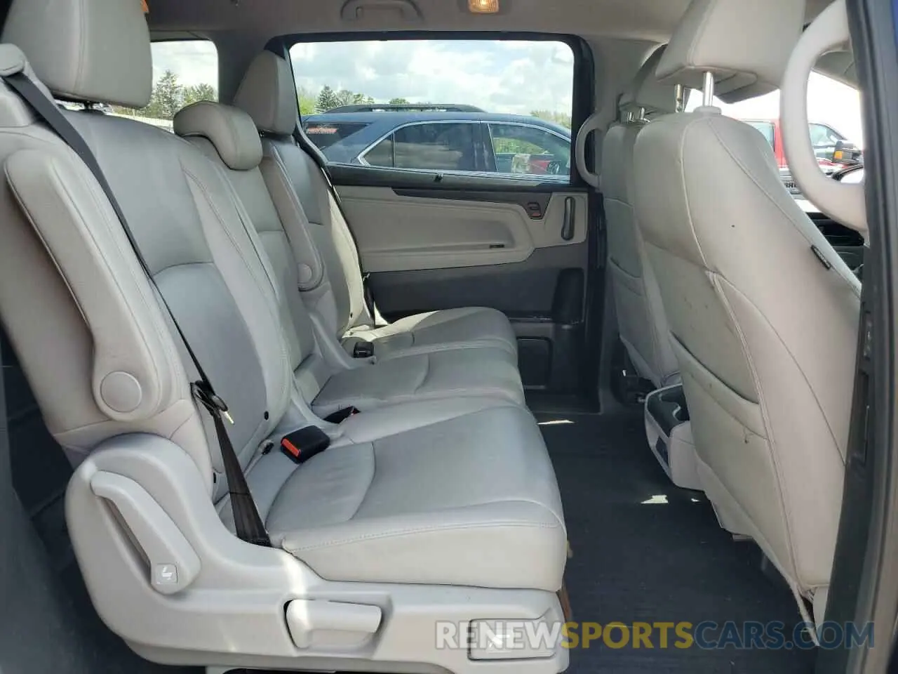 11 Photograph of a damaged car 5FNRL6H74KB077977 HONDA All Models 2019