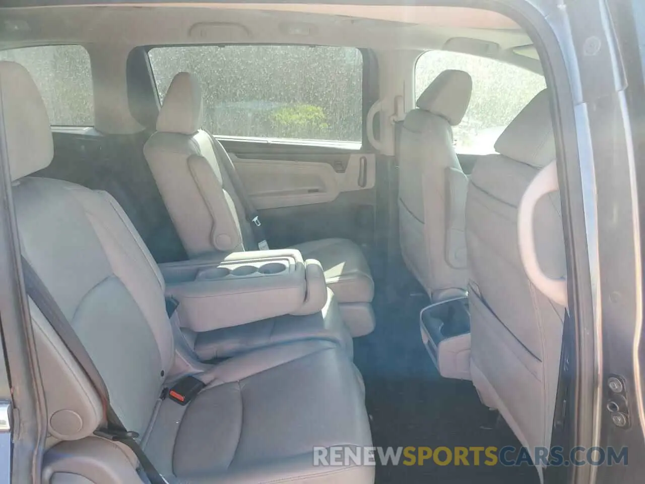 11 Photograph of a damaged car 5FNRL6H77KB040597 HONDA All Models 2019
