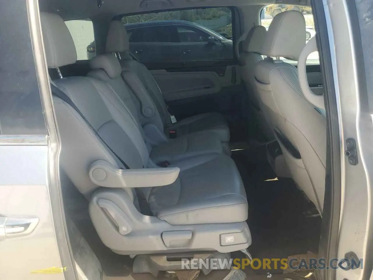 11 Photograph of a damaged car 5FNRL6H76LB042729 HONDA All Models 2020