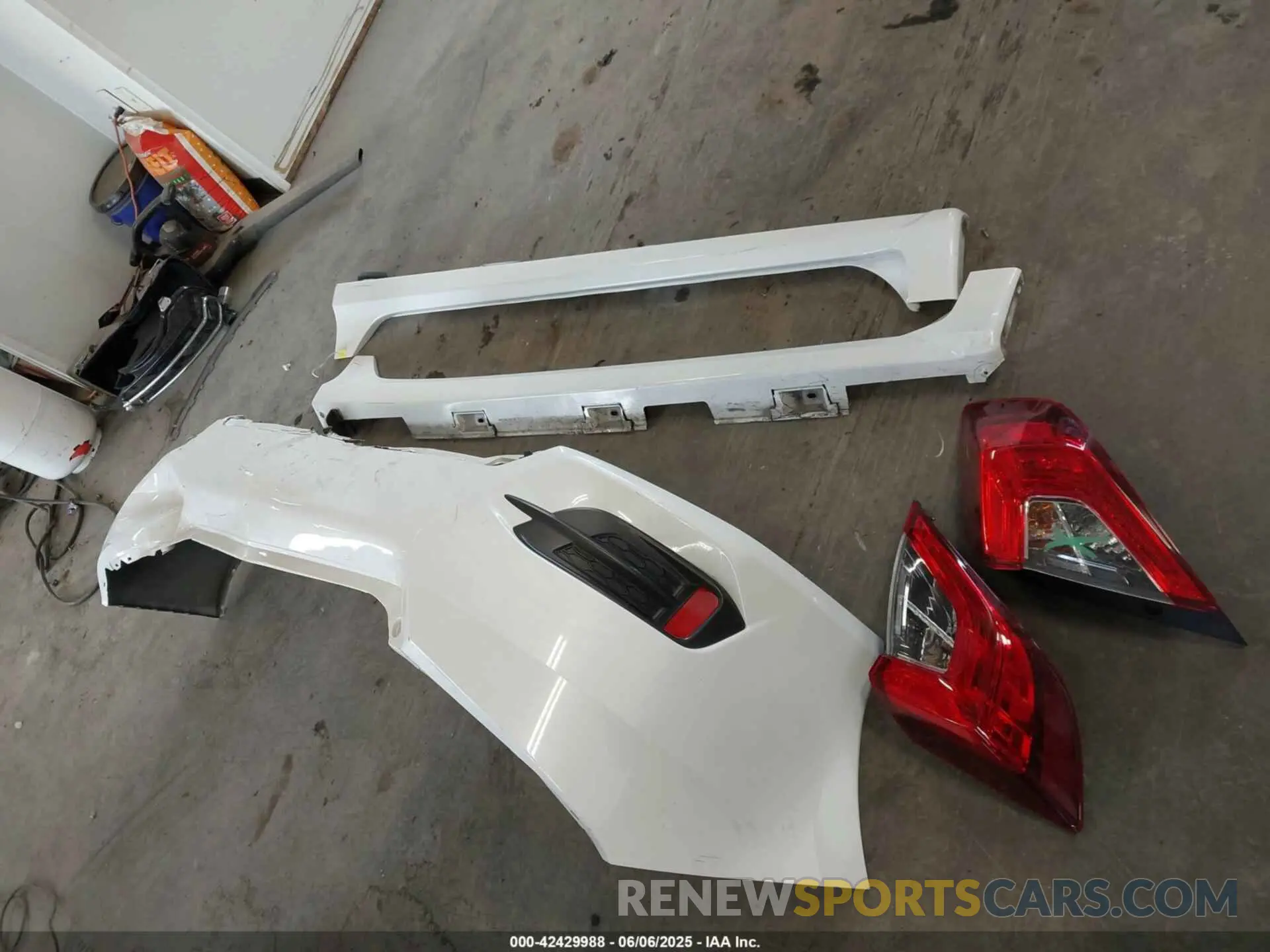 12 Photograph of a damaged car 19XFC1F33KE202219 HONDA CIVIC 2019