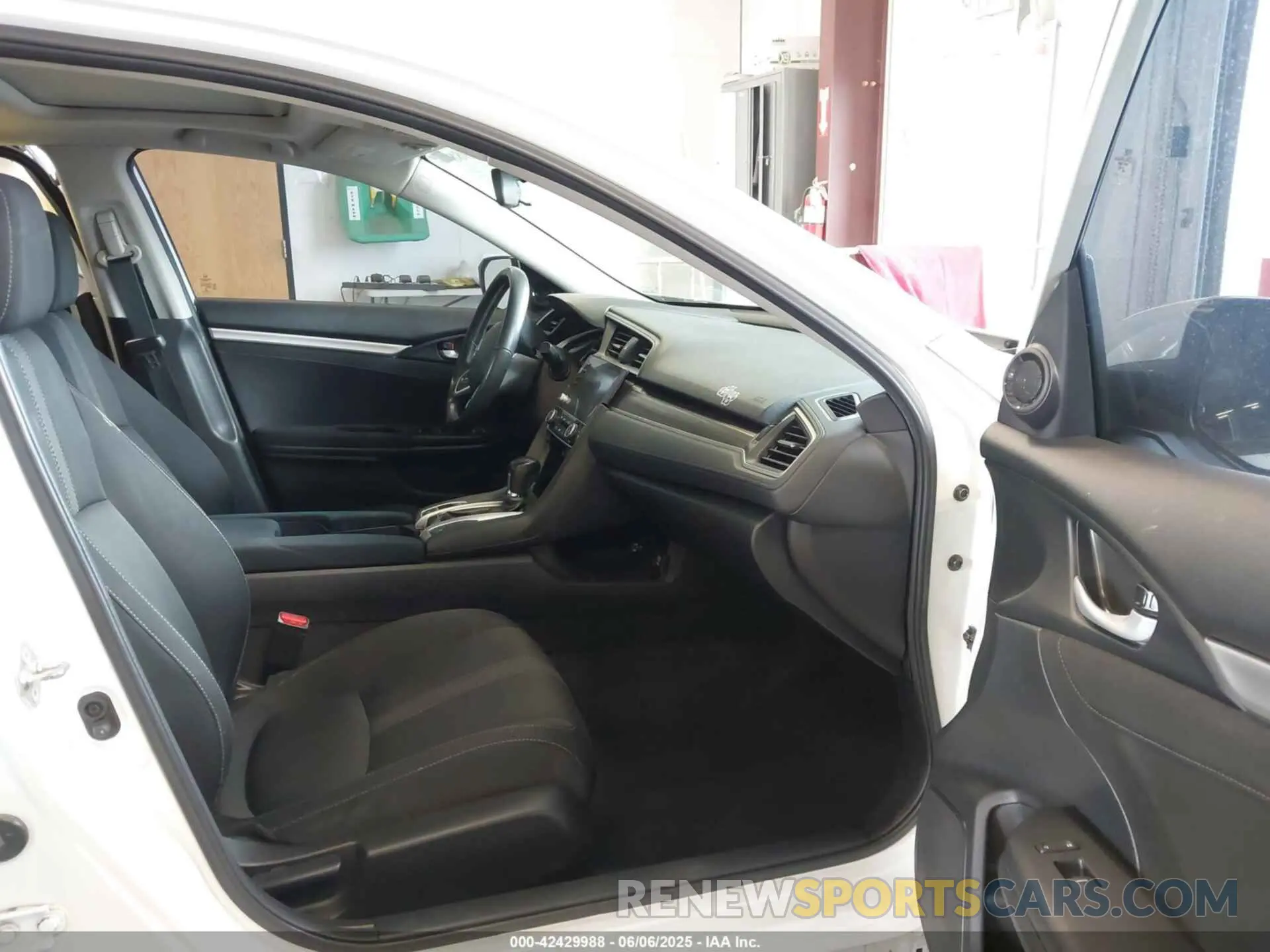 5 Photograph of a damaged car 19XFC1F33KE202219 HONDA CIVIC 2019
