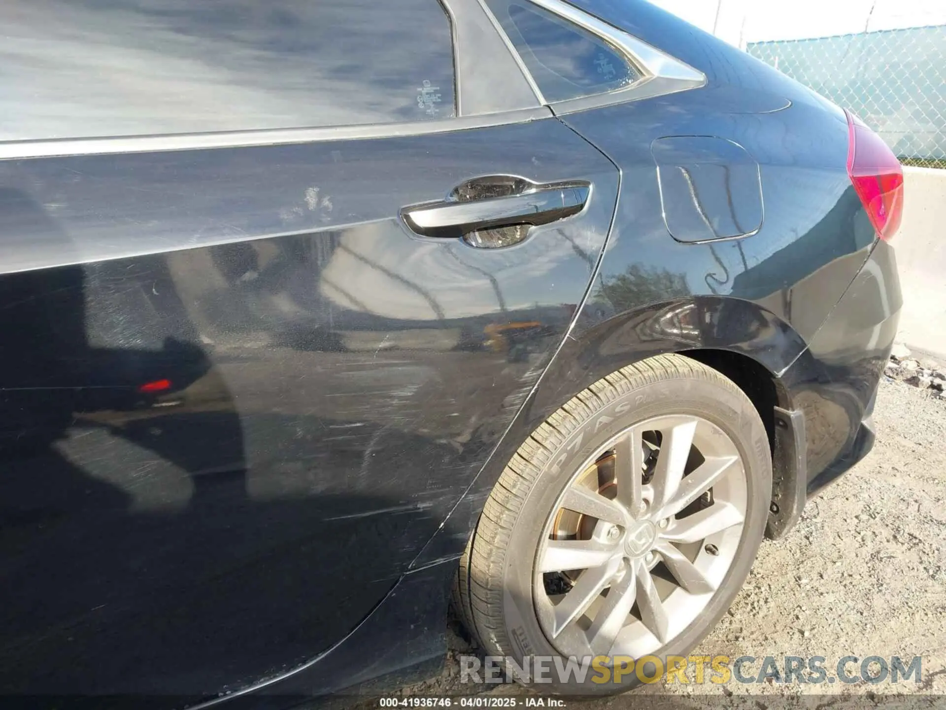 17 Photograph of a damaged car 19XFC1F35KE203436 HONDA CIVIC 2019