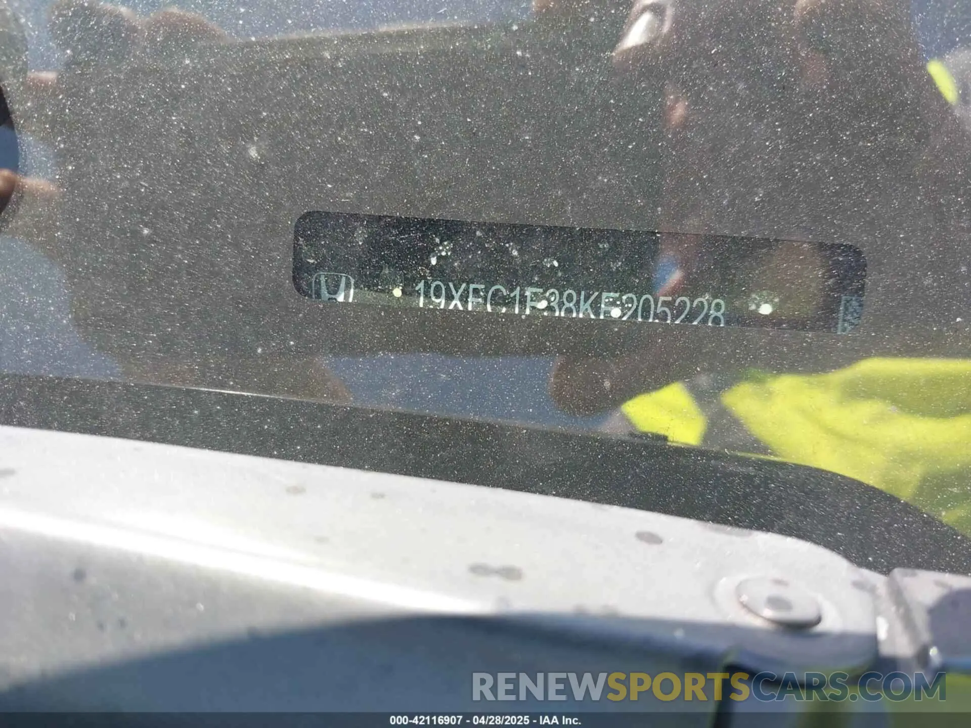 18 Photograph of a damaged car 19XFC1F38KE205228 HONDA CIVIC 2019