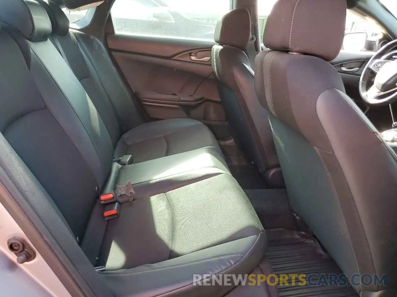 10 Photograph of a damaged car 19XFC2E82KE010695 HONDA CIVIC 2019