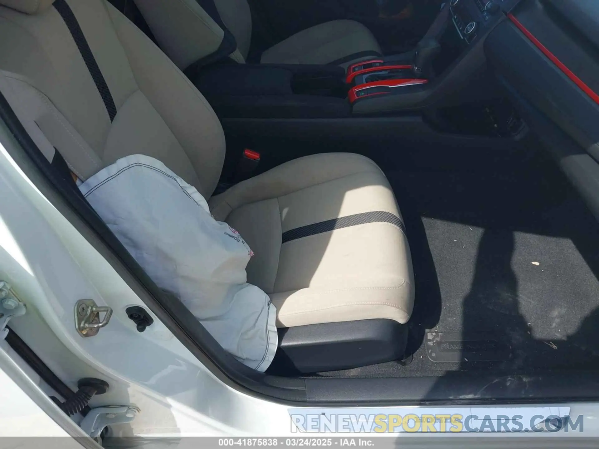 5 Photograph of a damaged car 19XFC2F65KE014995 HONDA CIVIC 2019