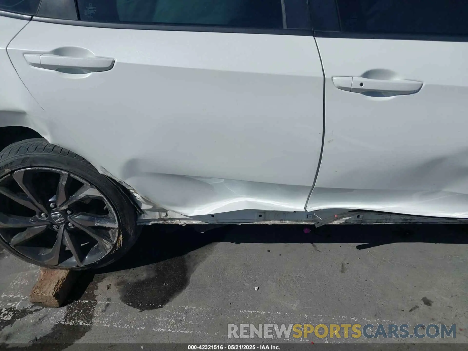 13 Photograph of a damaged car 19XFC2F85KE212204 HONDA CIVIC 2019