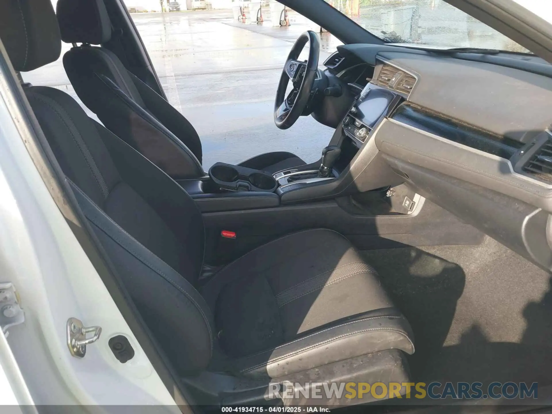 5 Photograph of a damaged car 19XFC2F86KE215368 HONDA CIVIC 2019