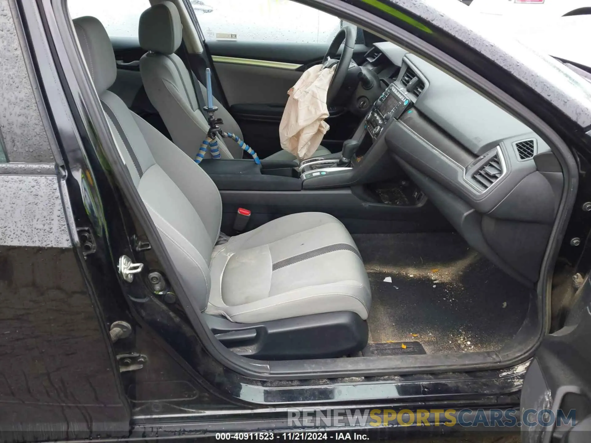 5 Photograph of a damaged car 2HGFC2F62KH545822 HONDA CIVIC 2019