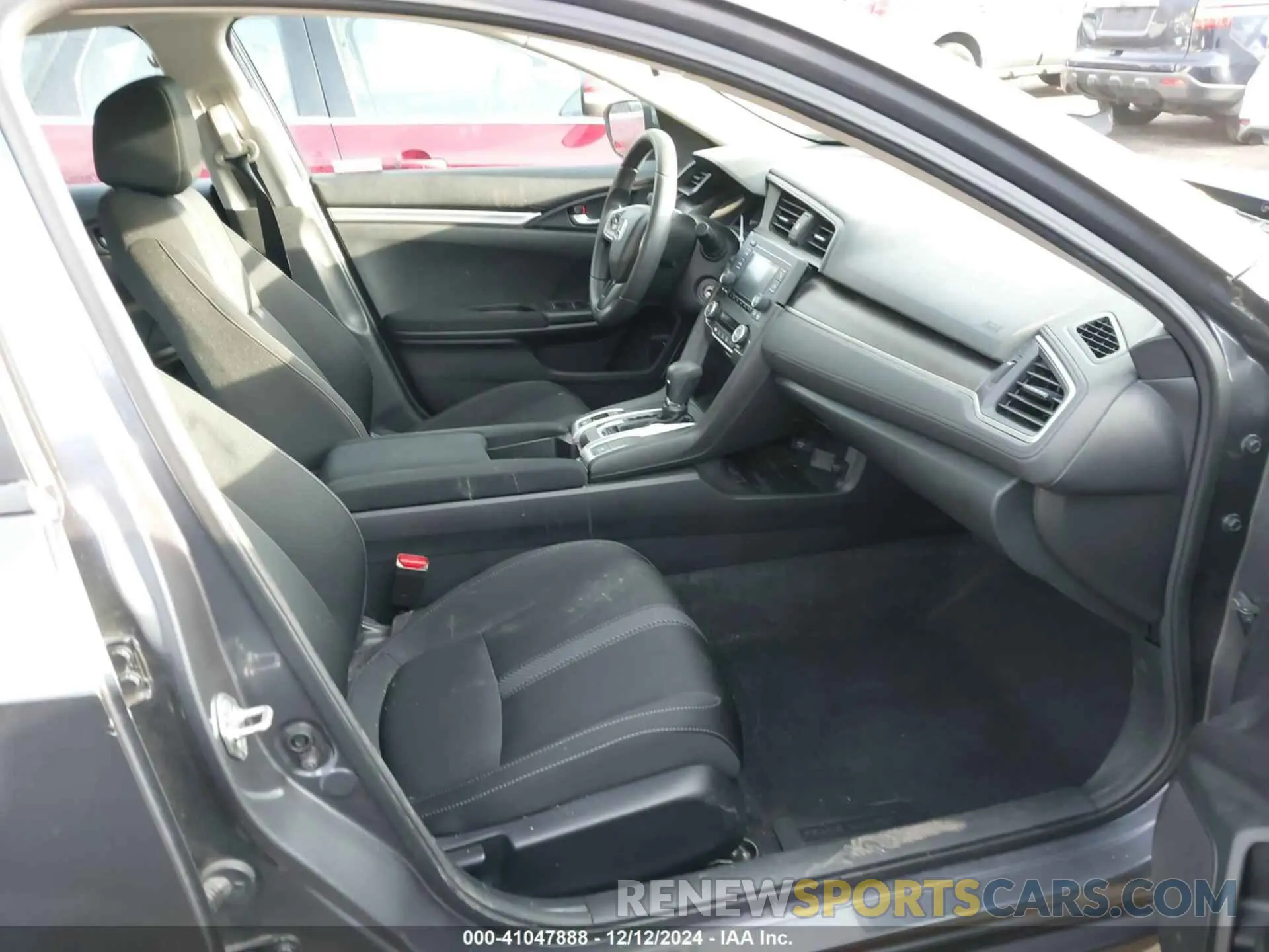 5 Photograph of a damaged car 2HGFC2F69KH579983 HONDA CIVIC 2019