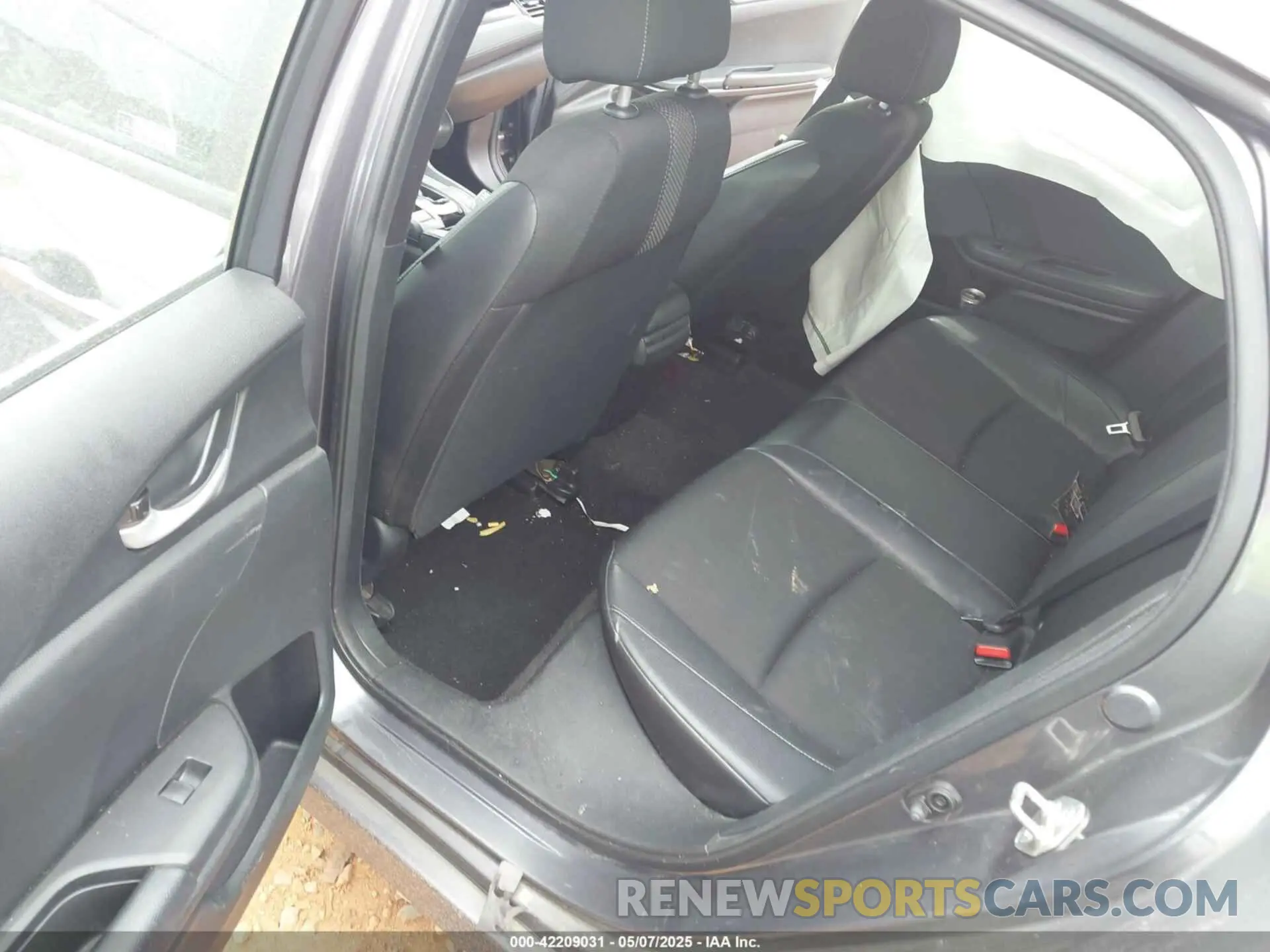 8 Photograph of a damaged car 2HGFC2F83KH562064 HONDA CIVIC 2019