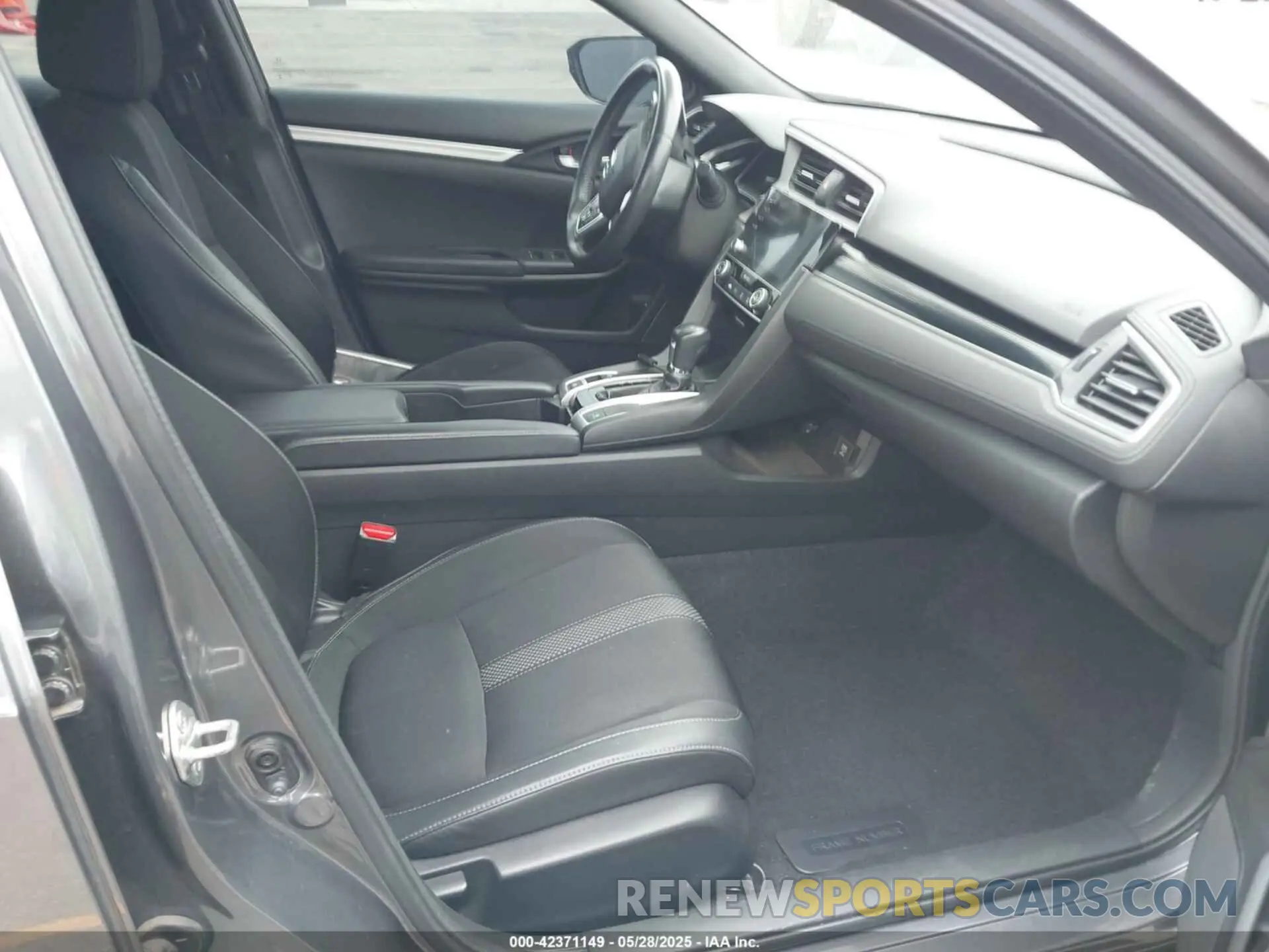 5 Photograph of a damaged car 2HGFC2F83KH584081 HONDA CIVIC 2019