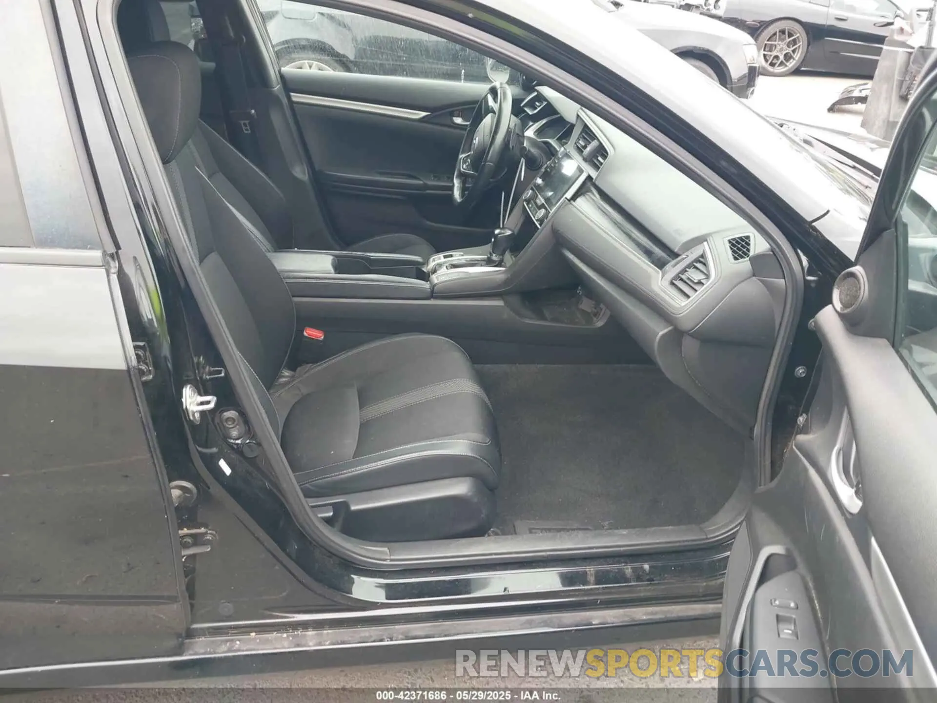 5 Photograph of a damaged car 2HGFC2F86KH551835 HONDA CIVIC 2019
