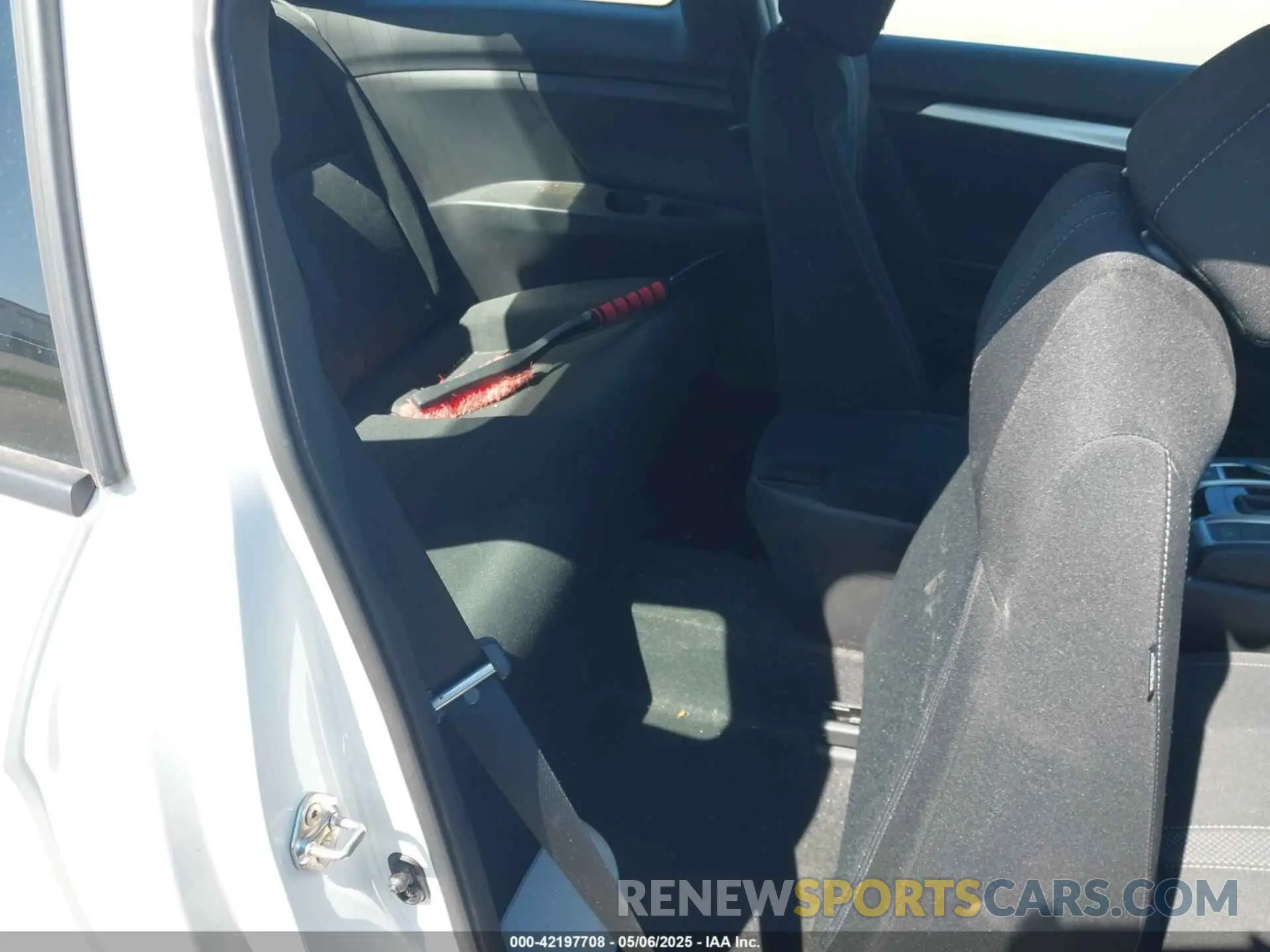 8 Photograph of a damaged car 2HGFC3B36KH351764 HONDA CIVIC 2019