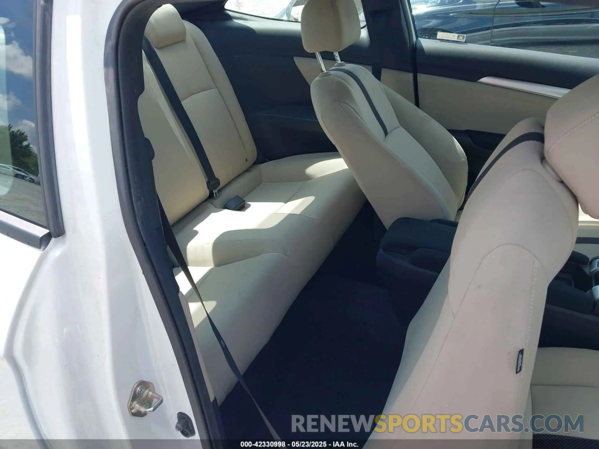 8 Photograph of a damaged car 2HGFC3B39KH357459 HONDA CIVIC 2019