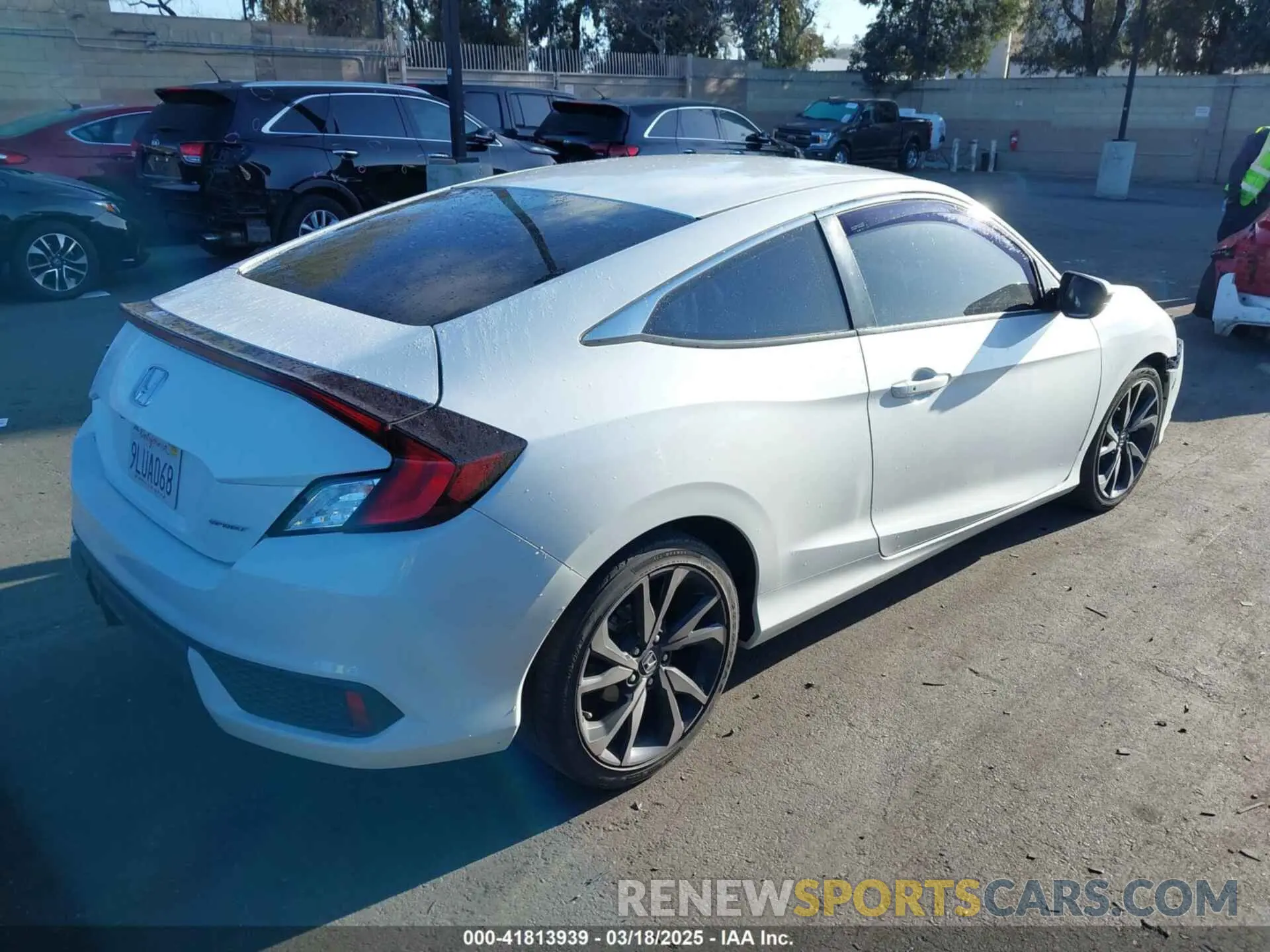 4 Photograph of a damaged car 2HGFC4B84KH305724 HONDA CIVIC 2019