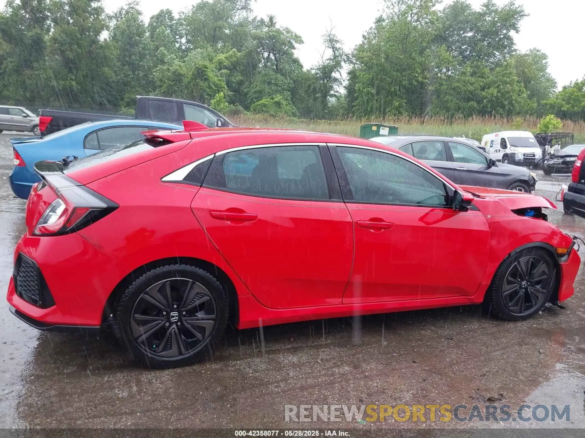 13 Photograph of a damaged car SHHFK7H66KU418572 HONDA CIVIC 2019