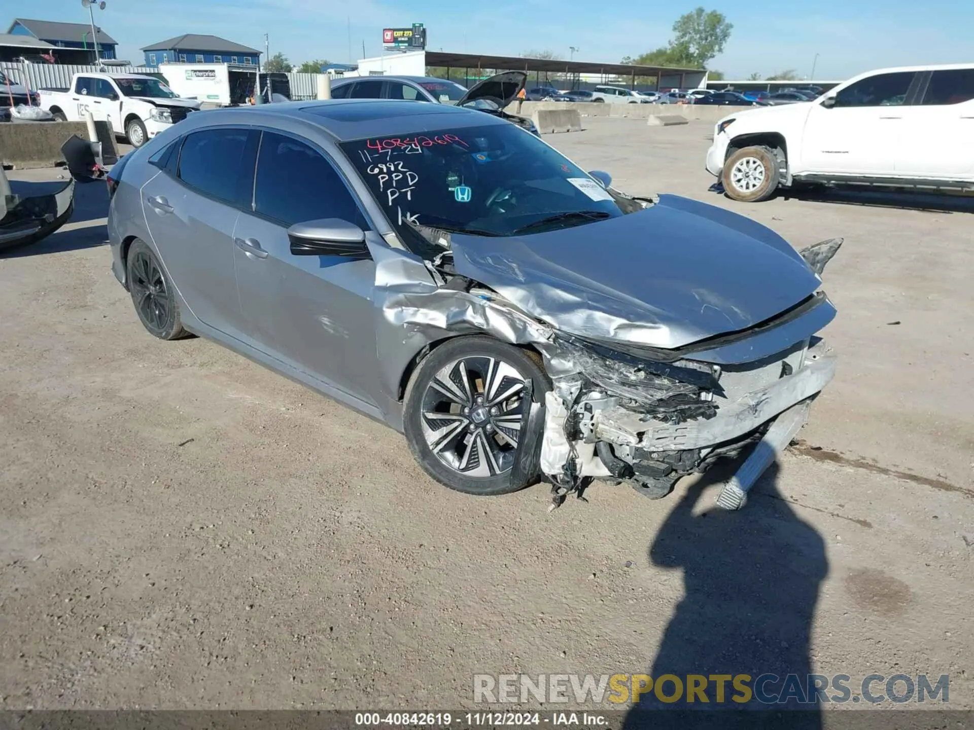 1 Photograph of a damaged car SHHFK7H69KU206992 HONDA CIVIC 2019