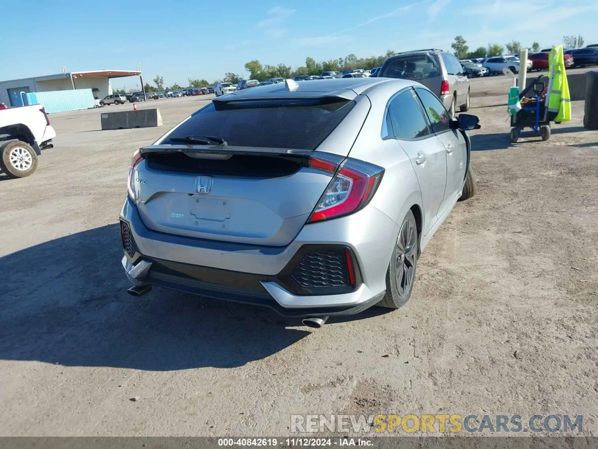 17 Photograph of a damaged car SHHFK7H69KU206992 HONDA CIVIC 2019
