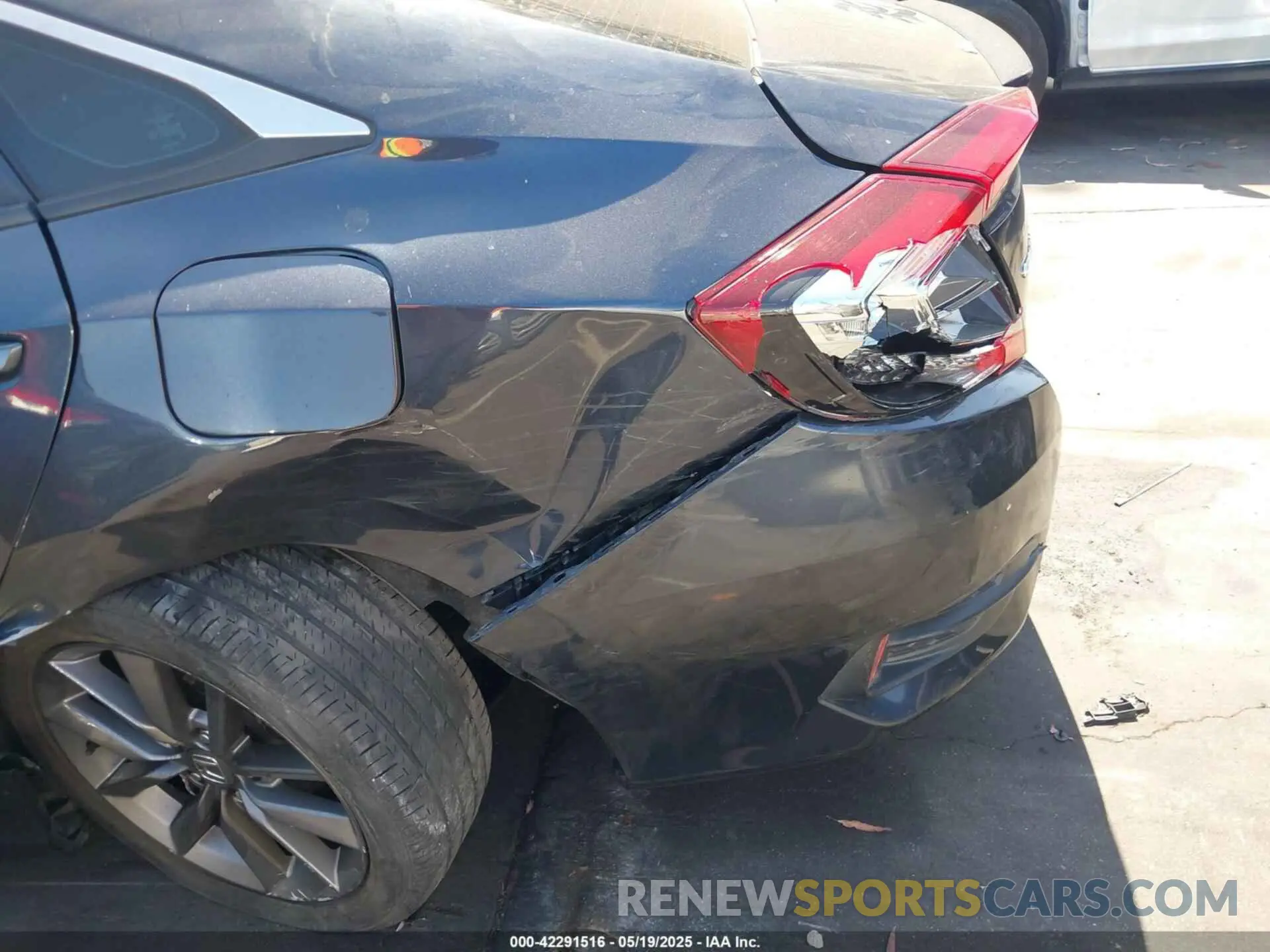 18 Photograph of a damaged car 19XFC1F3XLE212103 HONDA CIVIC 2020