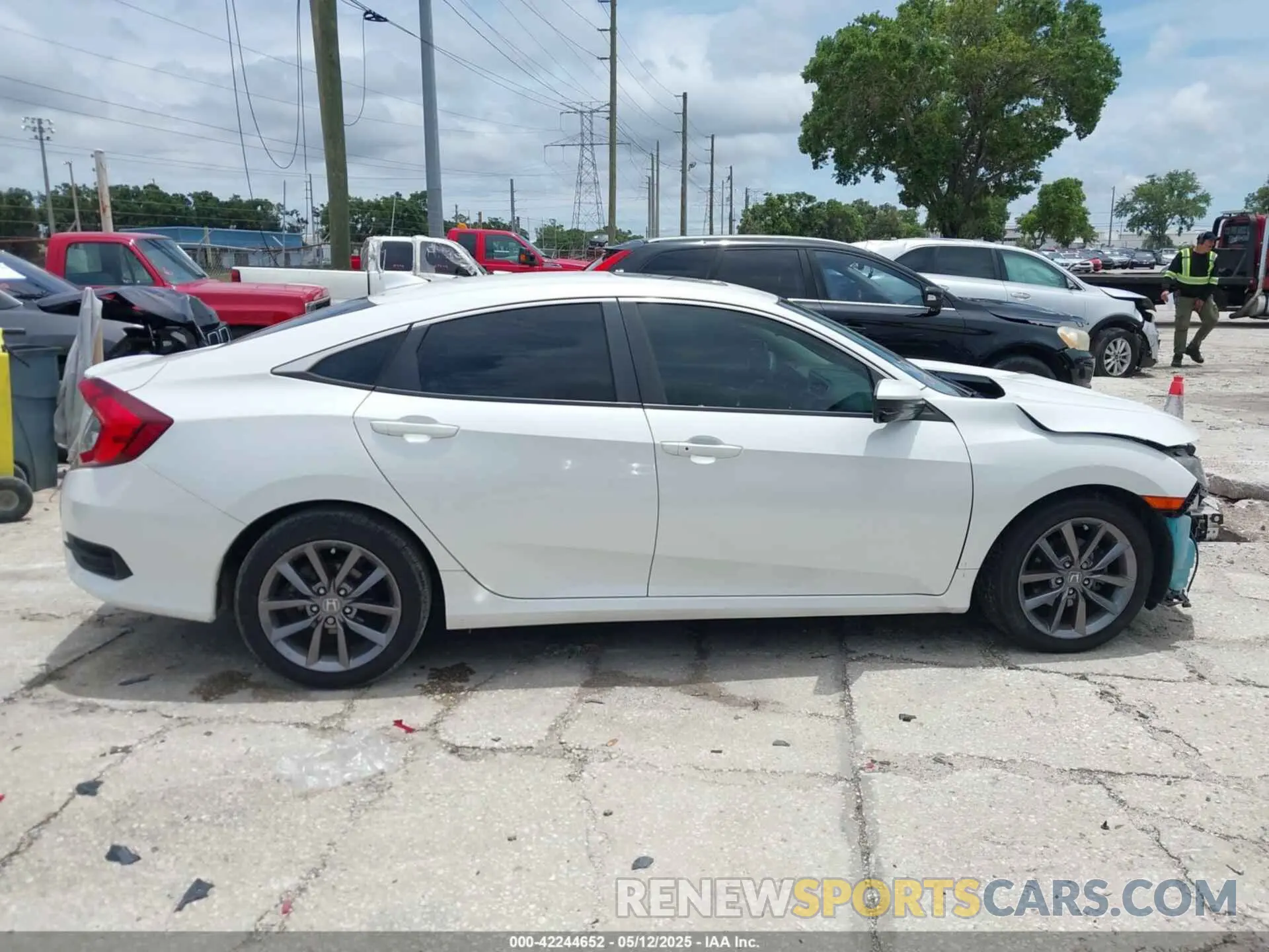 13 Photograph of a damaged car 19XFC1F73LE006852 HONDA CIVIC 2020
