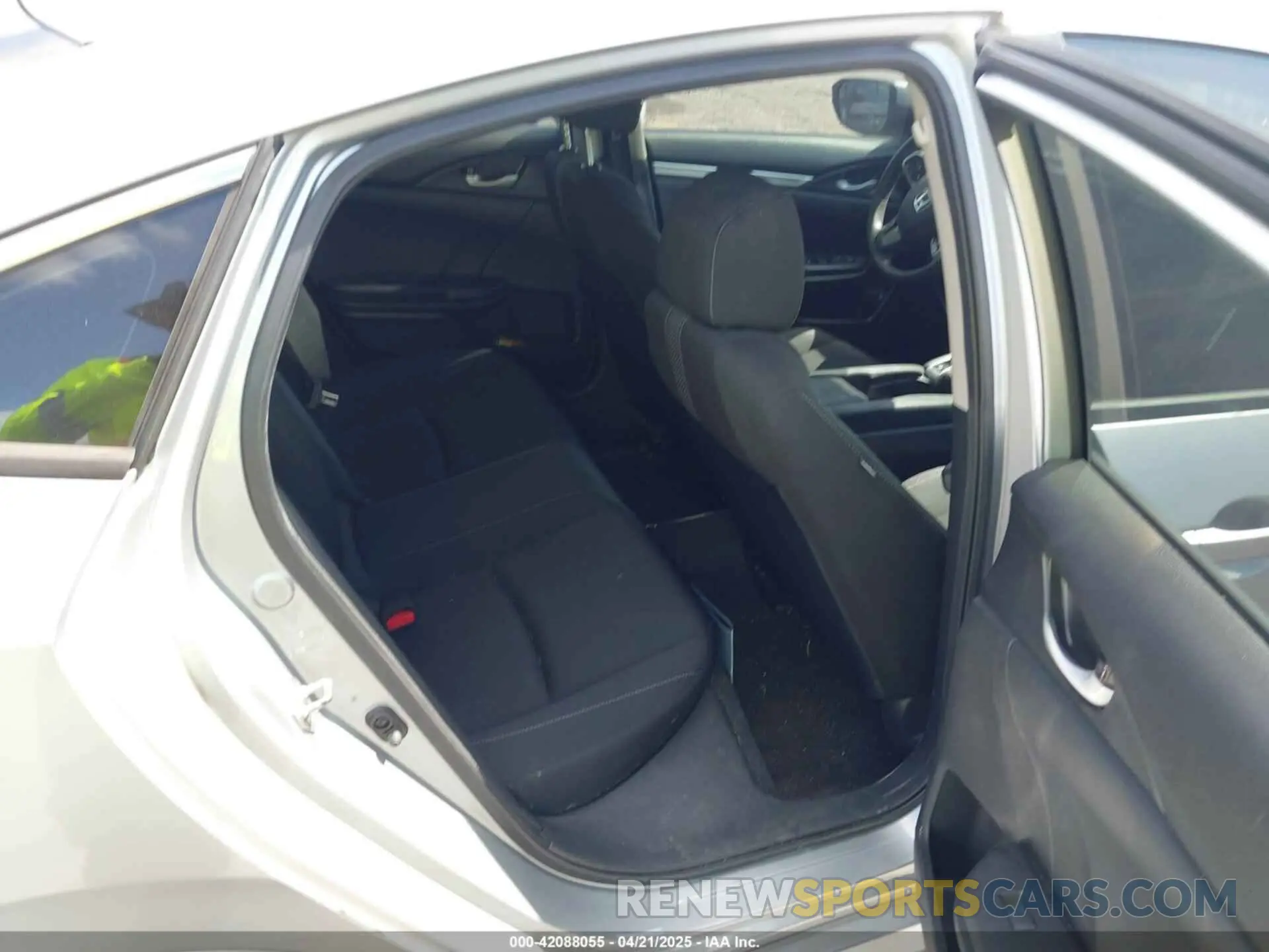 8 Photograph of a damaged car 2HGFC2F60LH565181 HONDA CIVIC 2020
