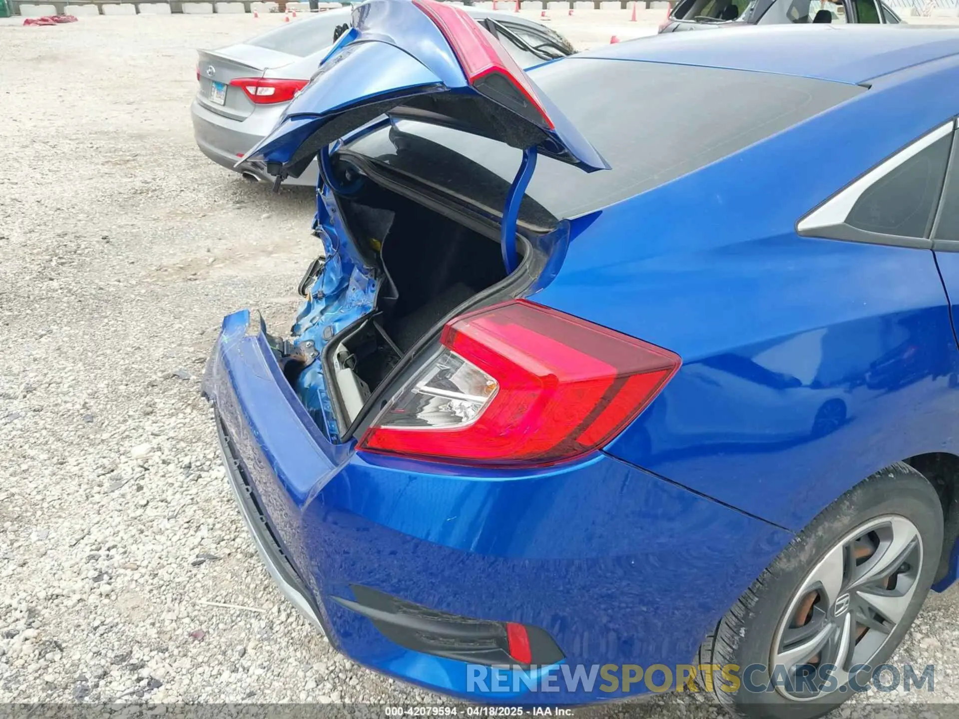 19 Photograph of a damaged car 2HGFC2F69LH550744 HONDA CIVIC 2020