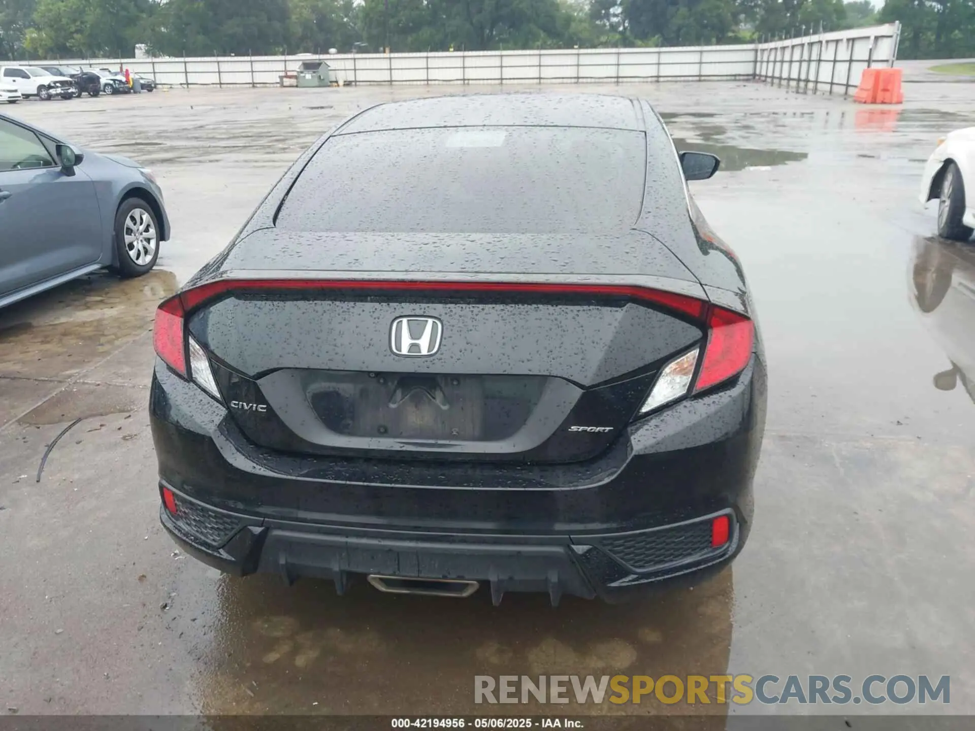 16 Photograph of a damaged car 2HGFC4B83LH300015 HONDA CIVIC 2020
