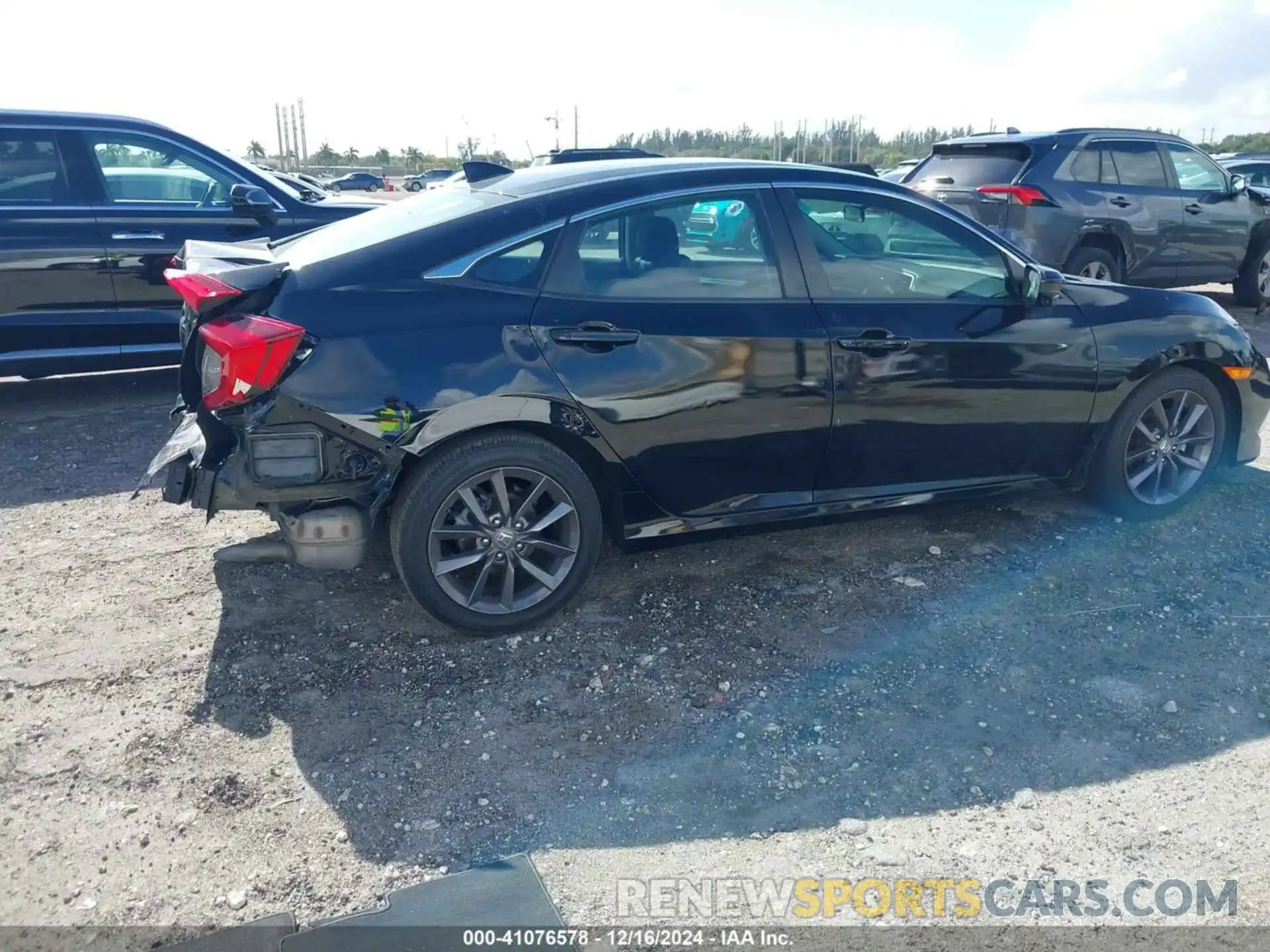 4 Photograph of a damaged car 19XFC1F39ME002366 HONDA CIVIC 2021