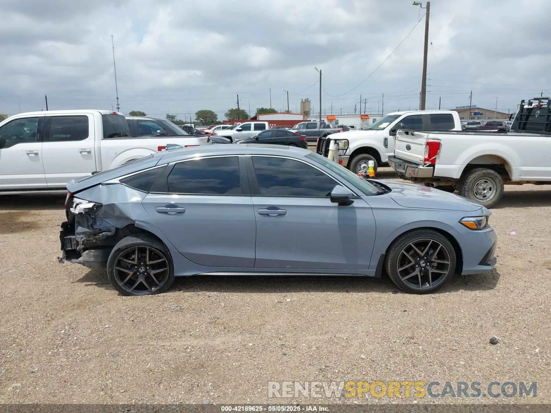 13 Photograph of a damaged car 19XFL1H88NE002627 HONDA CIVIC 2022