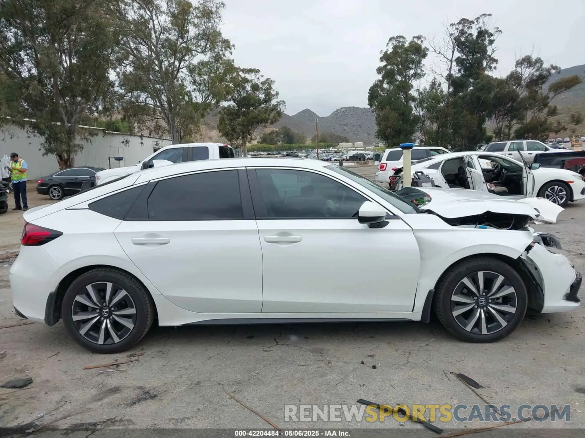 13 Photograph of a damaged car 19XFL1H73RE003908 HONDA CIVIC 2024