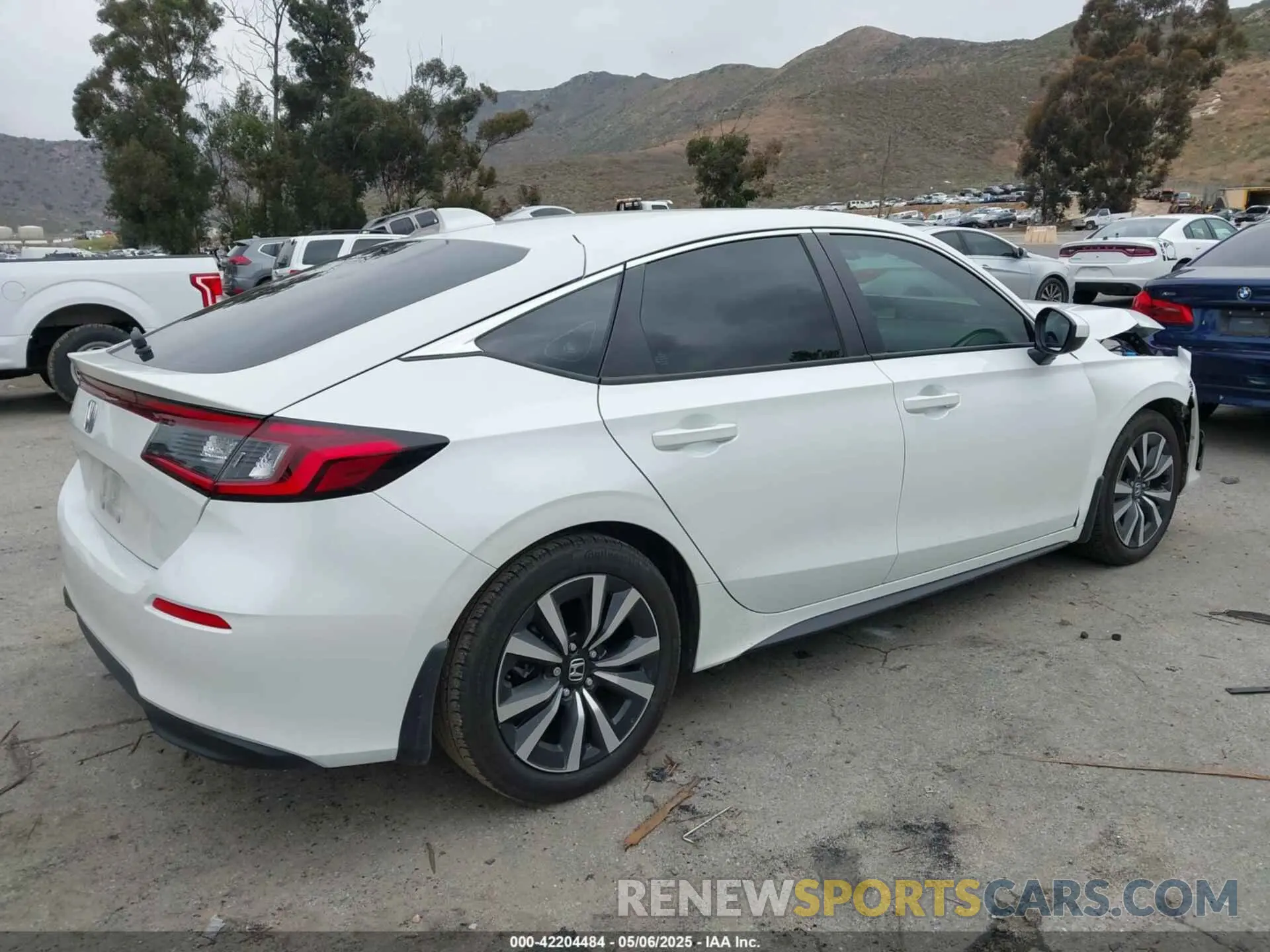 4 Photograph of a damaged car 19XFL1H73RE003908 HONDA CIVIC 2024